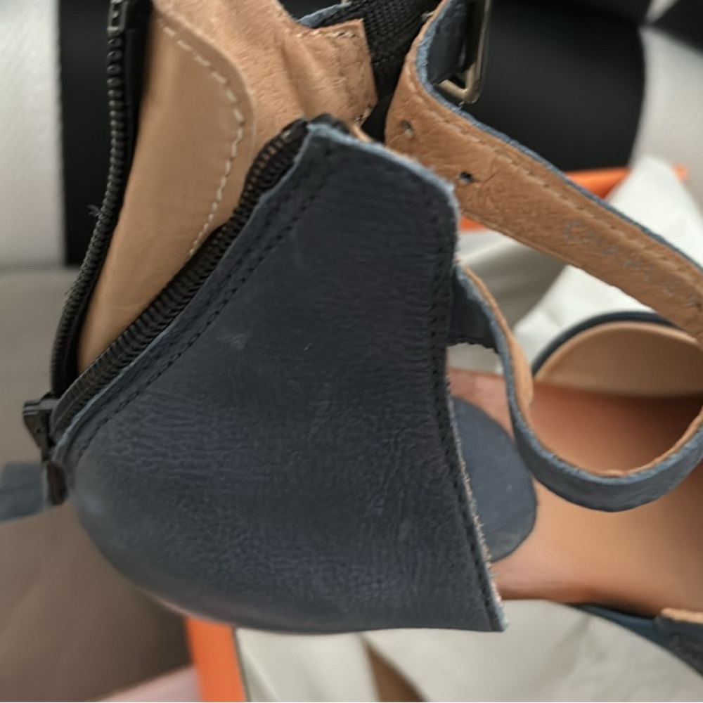 Sandals - Picture 2 of 4